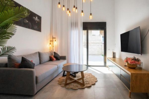 Shugi's Place Privet Pool Apartment